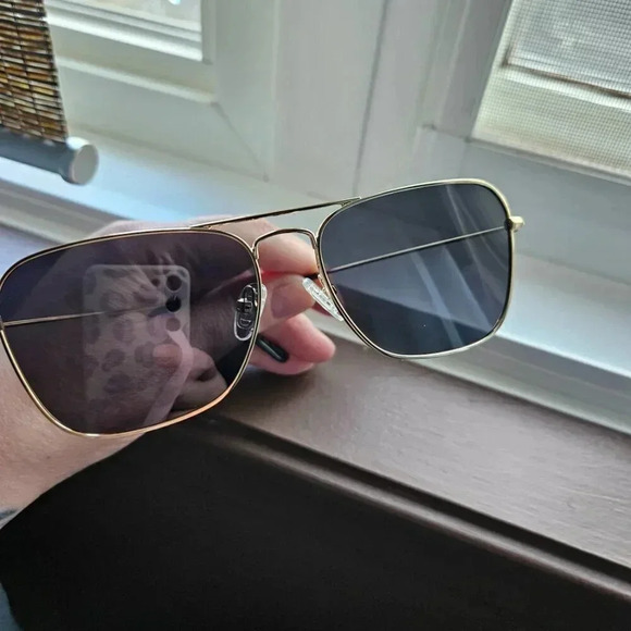 Unisex Black Lenses and Delicate Gold Frame Polarized Aviator Sunglasses - NWOT - Picture 11 of 14
